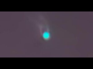 Strange green object moving above Innaloo area, Australia