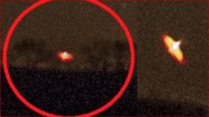 PHOTOGRAPHER CAPTURES ALIEN CRAFT IN THE NIGHT SKY