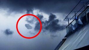 Man captures stunning UFO activity while at sea