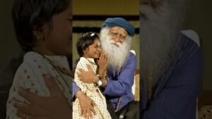 A Little Girl’s Heartwarming Moment with Sadhguru