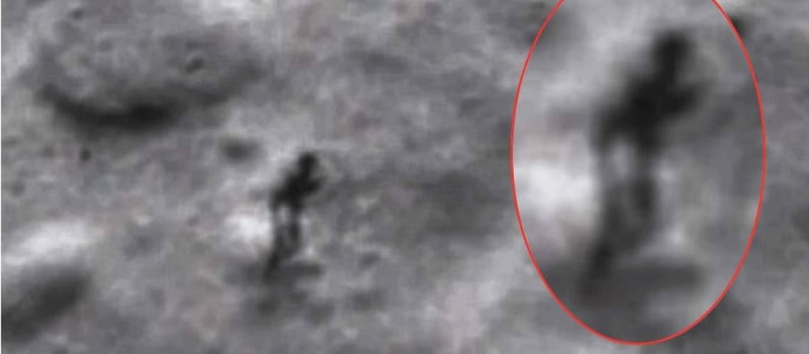 Alien-on-the-moon-1.jpg Alien-on-the-moon-1.jpg