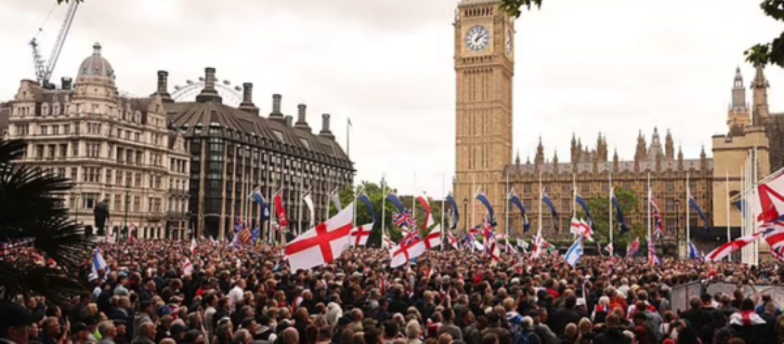 Massive-Crowd-in-London-1.jpg