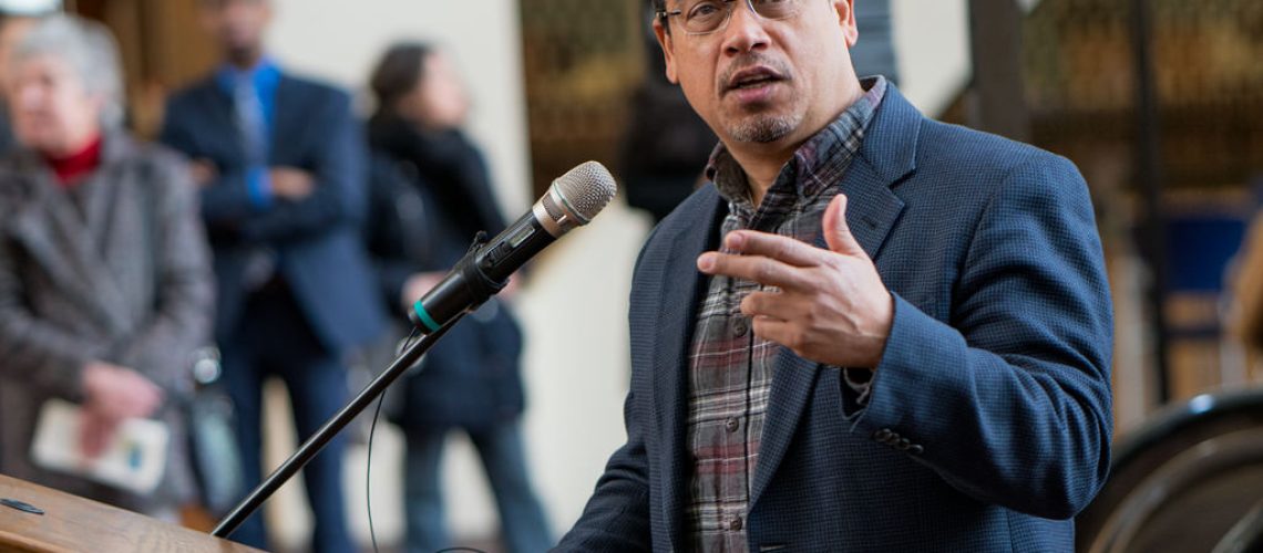 keith-ellison-suit-gesture.jpg