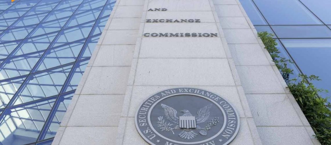 sec-commissioner-leaves-pro-crypto.jpg
